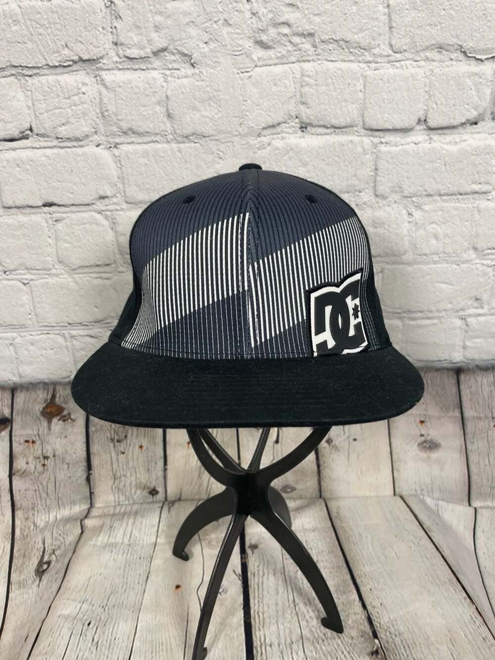 DC Shoes Flexfit Hat Black White Striped Graphic Logo Cap Size S-M